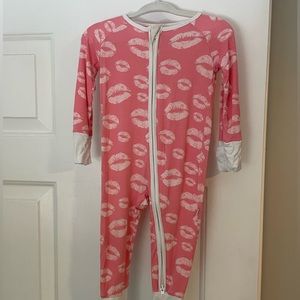 Little Sleepies Pink and white kisses zippie